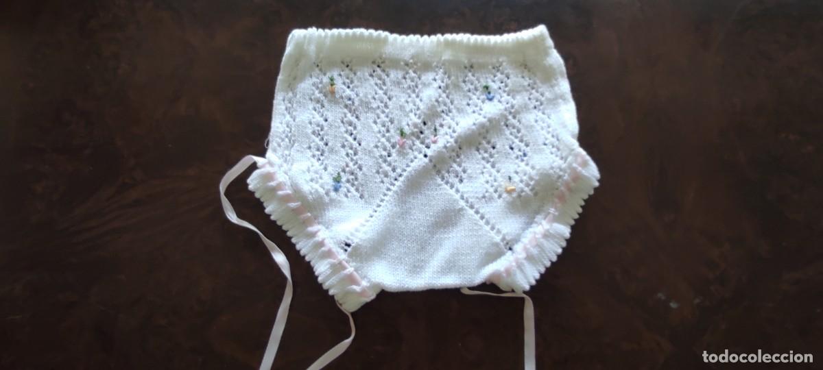 Antig&uuml;edades: CUBREPA&Ntilde;AL/ BRAGUITA DE BEB&Eacute; TEJIDA A PUNTO CON FLORES BORDADAS Y PASACINTAS - 20 cm cintura -