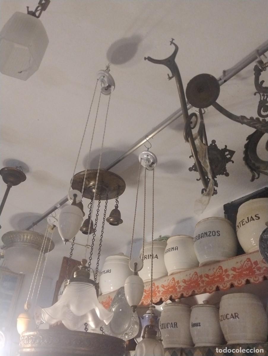 Antig&uuml;edades: Bonita l&aacute;mpara de contra peso y sube y baja tulipa blanca antigua. Instalaci&oacute;n el&eacute;ctrica nueva