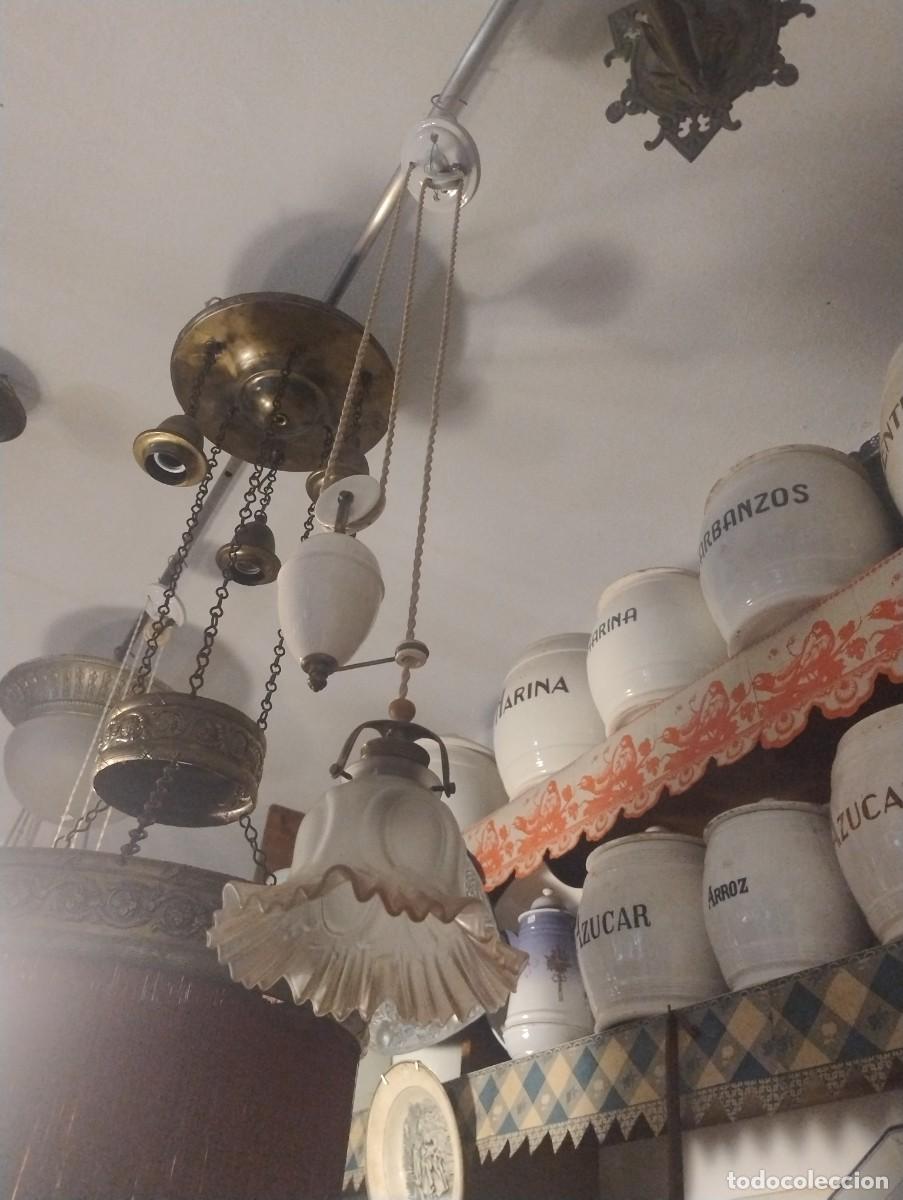 Antig&uuml;edades: Bonita l&aacute;mpara de contra peso y sube y baja tulipa color caramelo. Instalaci&oacute;n el&eacute;ctrica nueva