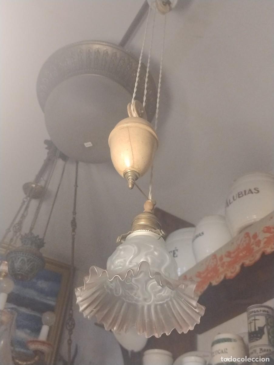 Antig&uuml;edades: Bonita l&aacute;mpara de contra peso y sube y baja tulipa con relieve . Instalaci&oacute;n el&eacute;ctrica nueva