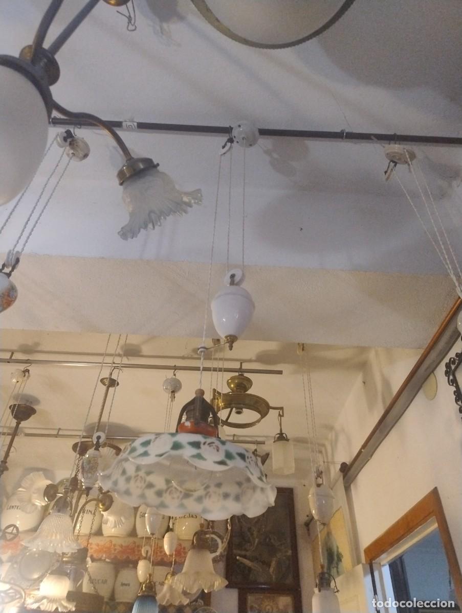 Antig&uuml;edades: Bonita l&aacute;mpara de contra peso y sube y baja tulipa opalina decorada . Instalaci&oacute;n el&eacute;ctrica nueva