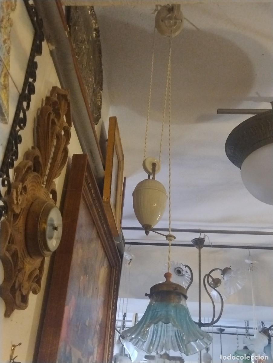 Antig&uuml;edades: Bonita l&aacute;mpara de contra peso y sube y baja tulipa antigua azul . Instalaci&oacute;n el&eacute;ctrica nueva