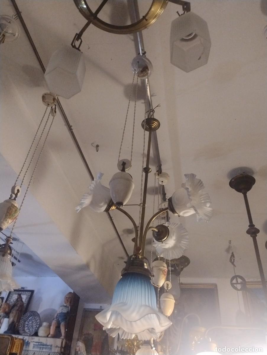 Antig&uuml;edades: Bonita l&aacute;mpara de contra peso y sube y baja tulipa antigua azul con relieve. Instalaci&oacute;n el&eacute;ctrica