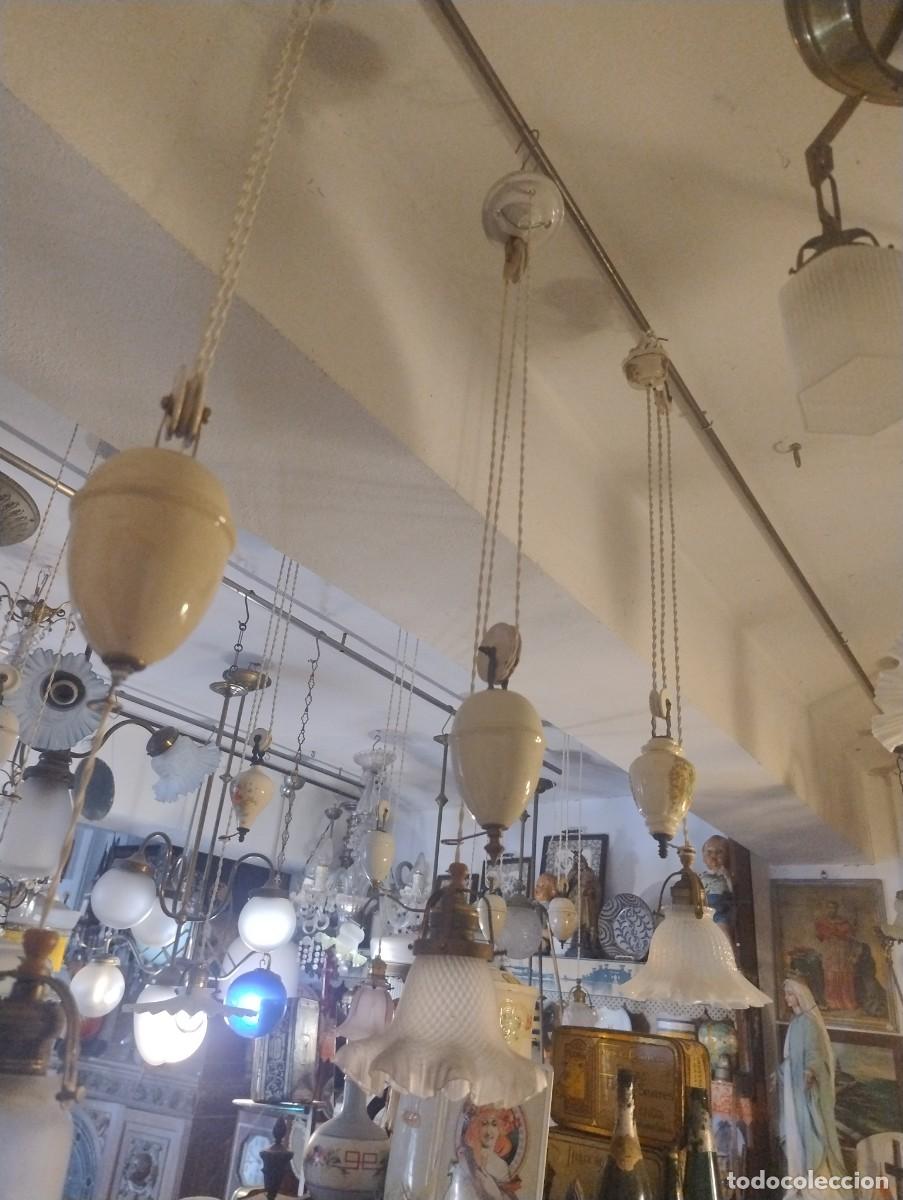 Antig&uuml;edades: Bonita l&aacute;mpara de contra peso y sube y baja tulipa antigua con relieve. Instalaci&oacute;n el&eacute;ctrica nueva