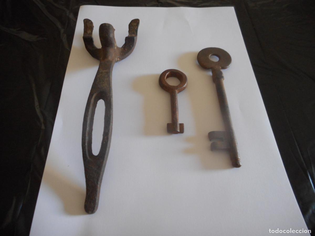 Antig&uuml;edades: antiguas llaves de forja y mango de cocina