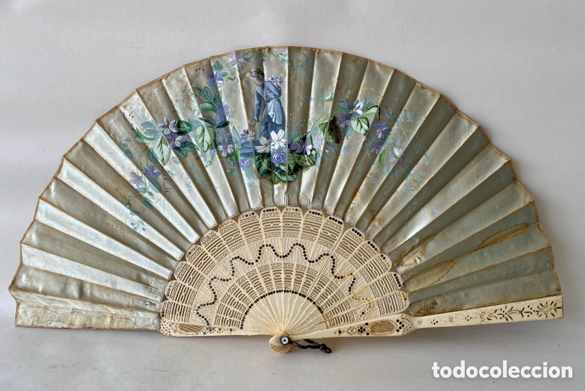 Antig&uuml;edades: Abanico de hueso tallado y calado con pa&iacute;s de seda pintado a mano gouache con una escena femenina