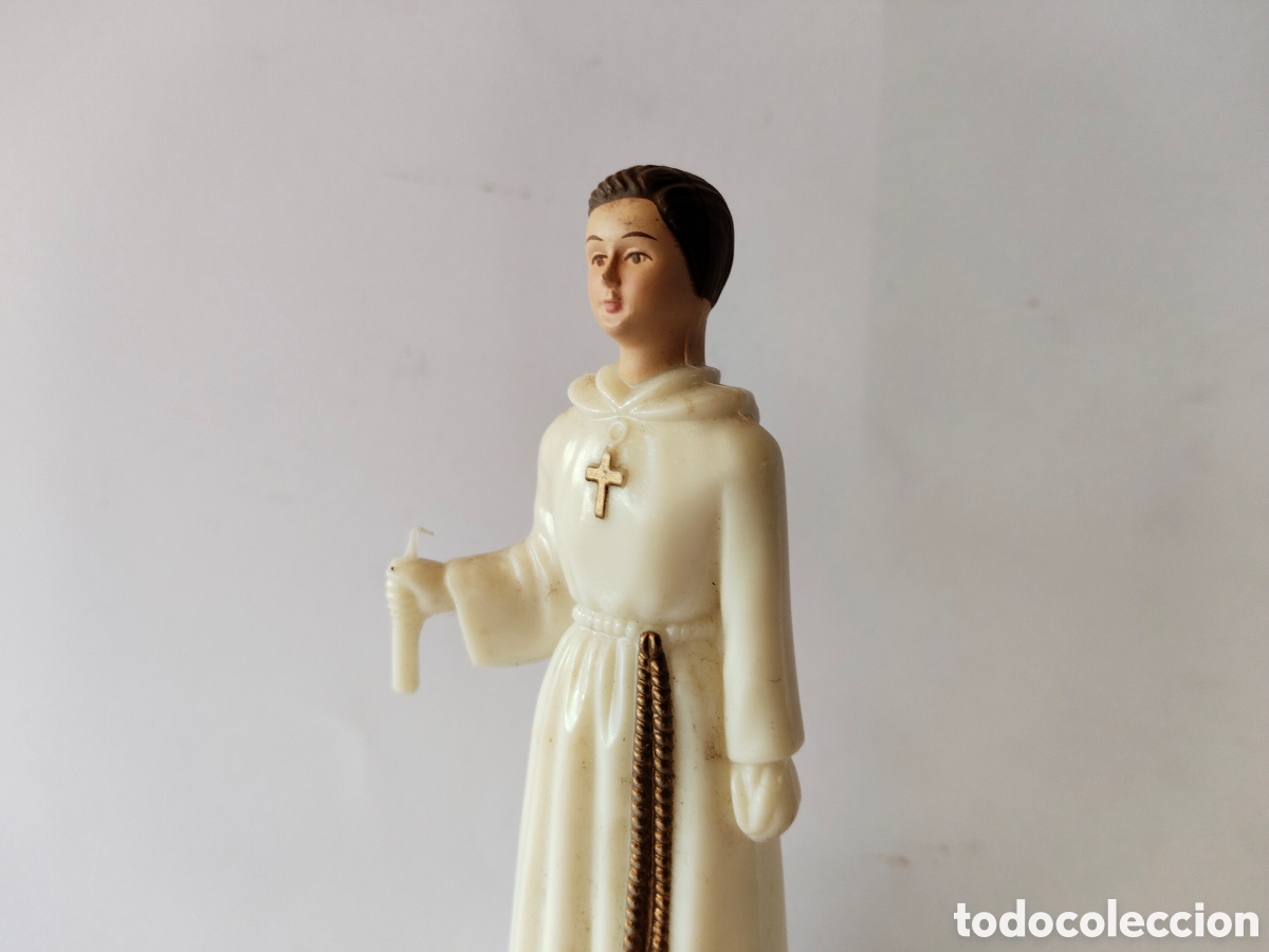 Antig&uuml;edades: ANTIGUA VINTAGE PRECIOSA FIGURA EN PL&Aacute;STICO PARA TARTA NI&Ntilde;O COMUNION CON SU ROSARIO Y SU CIRIO - A&Ntilde;O