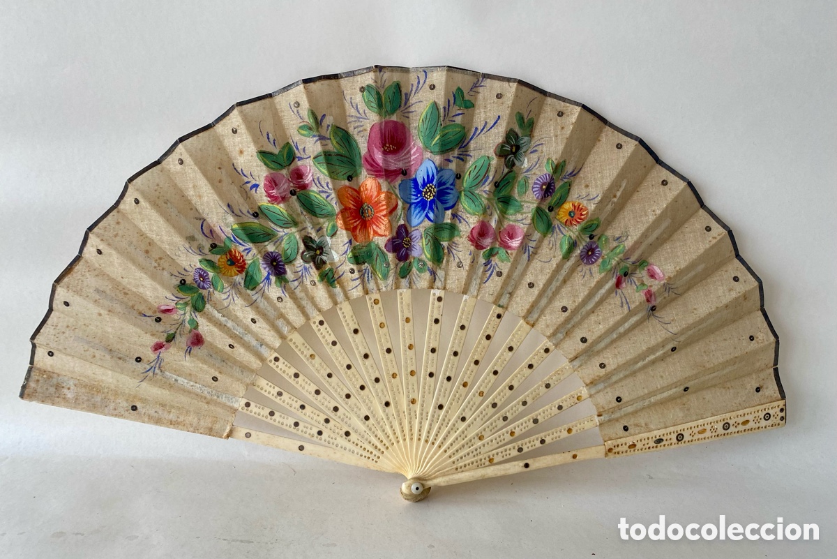 Antig&uuml;edades: Abanico con varillaje de hueso tallado y calado Pa&iacute;s de tela pintado a mano ramilletes de flores
