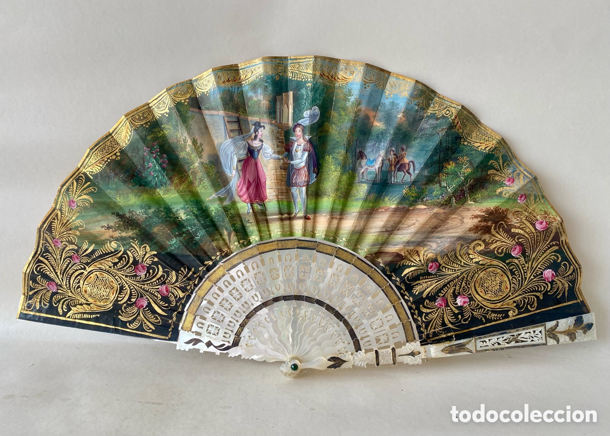 Antig&uuml;edades: Abanico con varillaje de n&aacute;car tallado y calado Pa&iacute;s de papel pintado y dorado