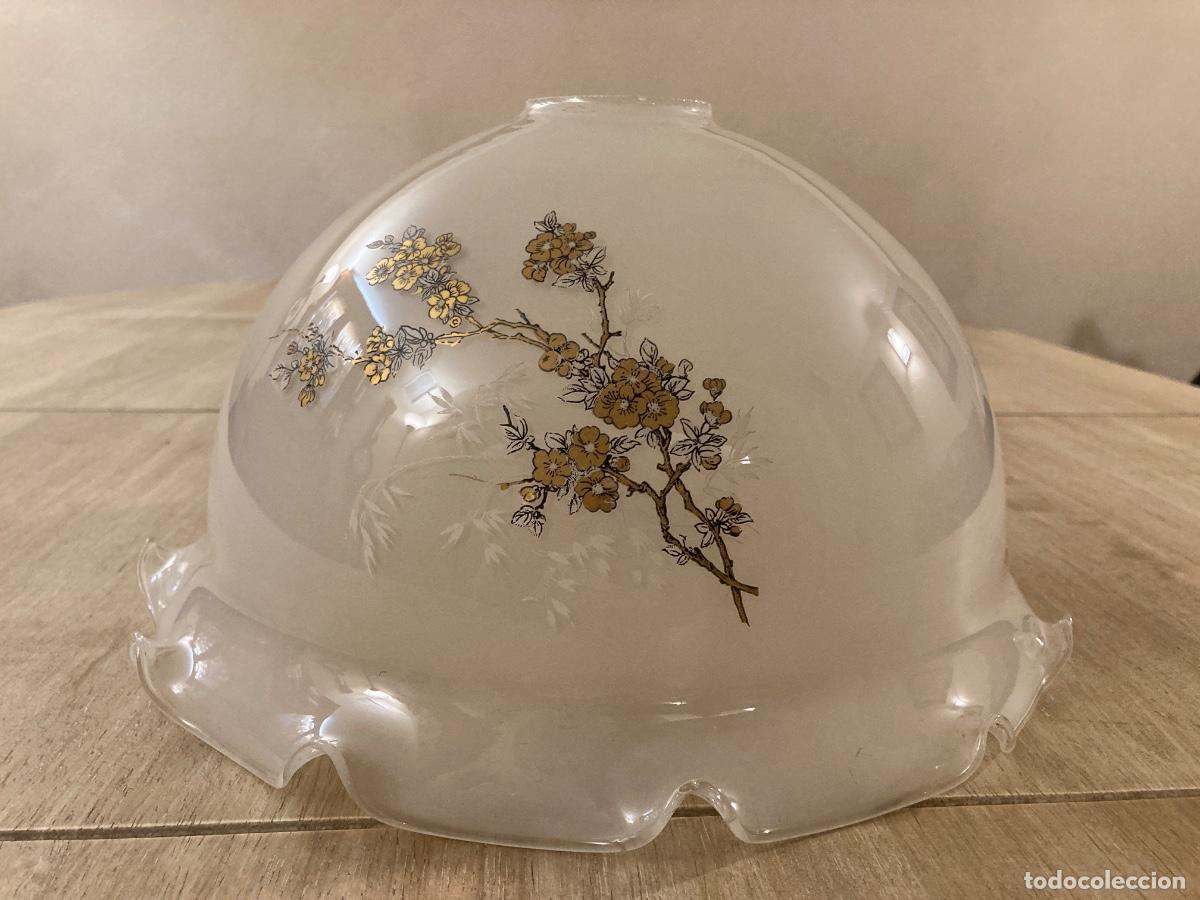 Antig&uuml;edades: Antigua tulipa vidrio-opalina con decoraci&oacute;n floral para l&aacute;mpara o quinqu&eacute;, en perfecto estado.