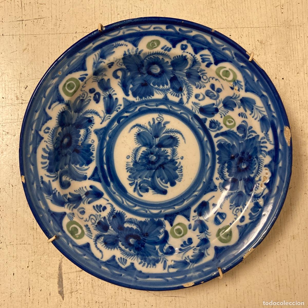 Oggetti Antichi: Antiguo plato de cer&aacute;mica de Manises, Siglo XIX, decorado a mano, perfecto estado. Di&aacute;metro 31,5 cm