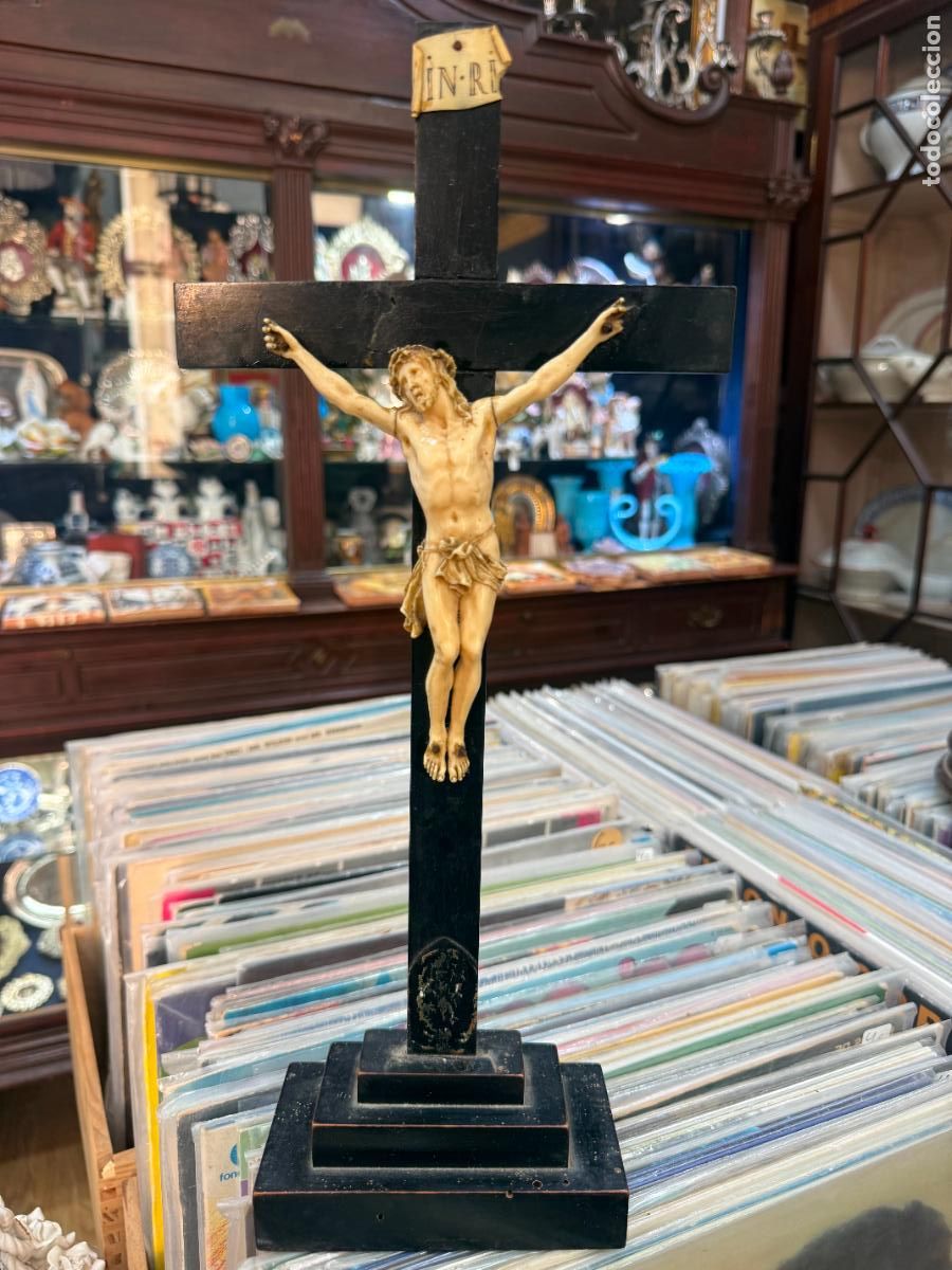 Antig&uuml;edades: ANTIGUO CRISTO CRUCIFICADO TALLADO EN HUESO Y CRUZ DE MADERA - MEDIDA CRUZ 40X18 Y CRISTO 16X11 CM