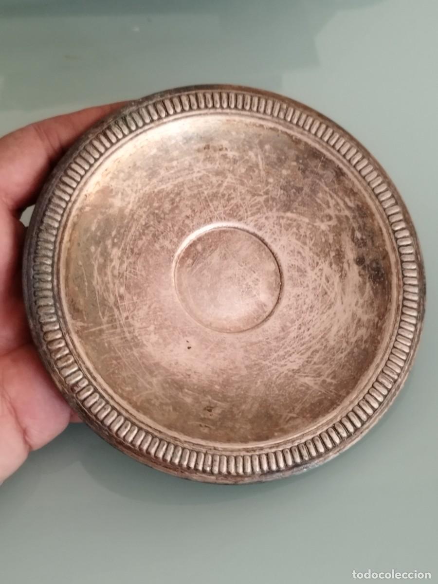 Antig&uuml;edades: Antiguo plato de metal de taza de te, caf&eacute;. Ba&ntilde;o en plata.