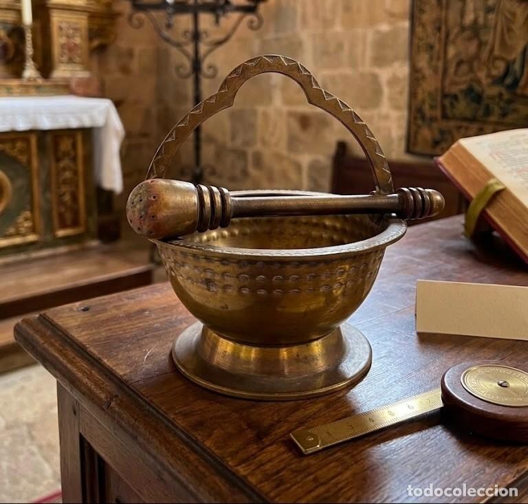 Antig&uuml;edades: Acetre con hisopo de lat&oacute;n, siglo XIX&ndash;XX, pieza lit&uacute;rgica