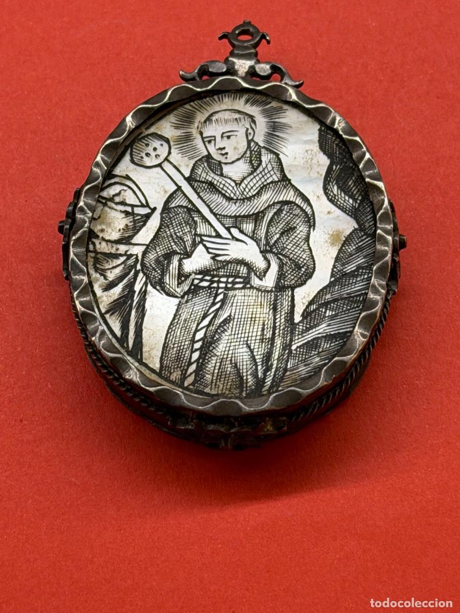 Antig&uuml;edades: Antiguo relicario S. XVIII plata y n&aacute;car grabado probablemente colonial indo-portugu&eacute;s