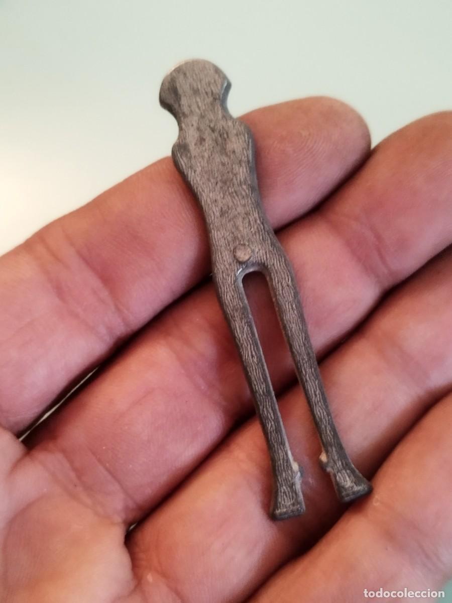 Antig&uuml;edades: Antigua pieza de metal a identificar.