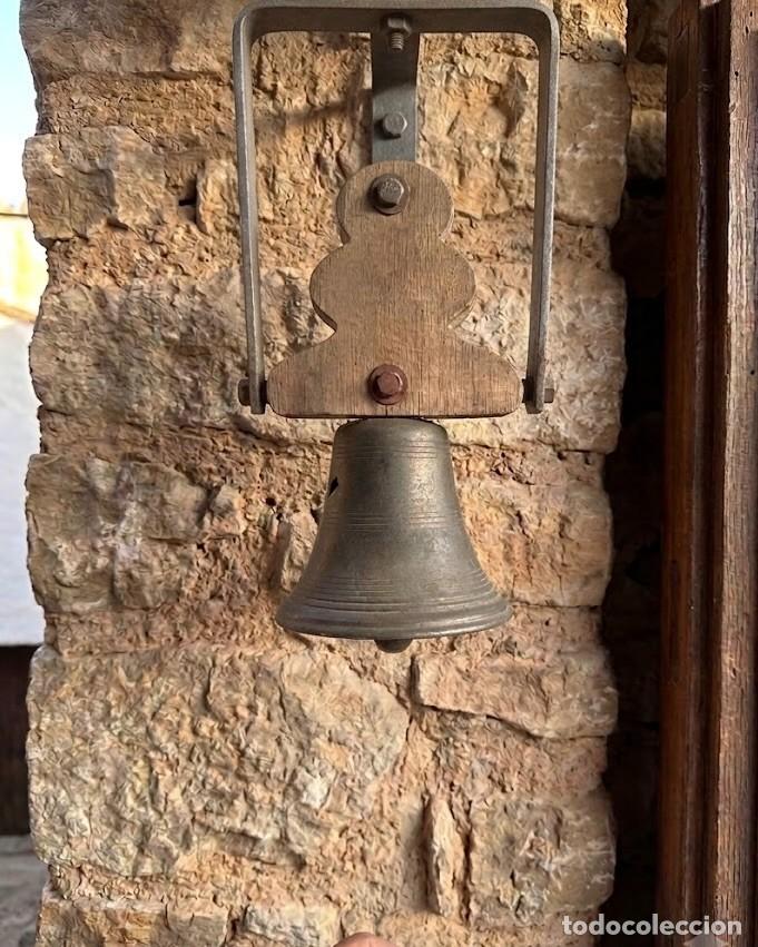 Antig&uuml;edades: Campana de entrada en cobre. Soporte hierro y base de madera