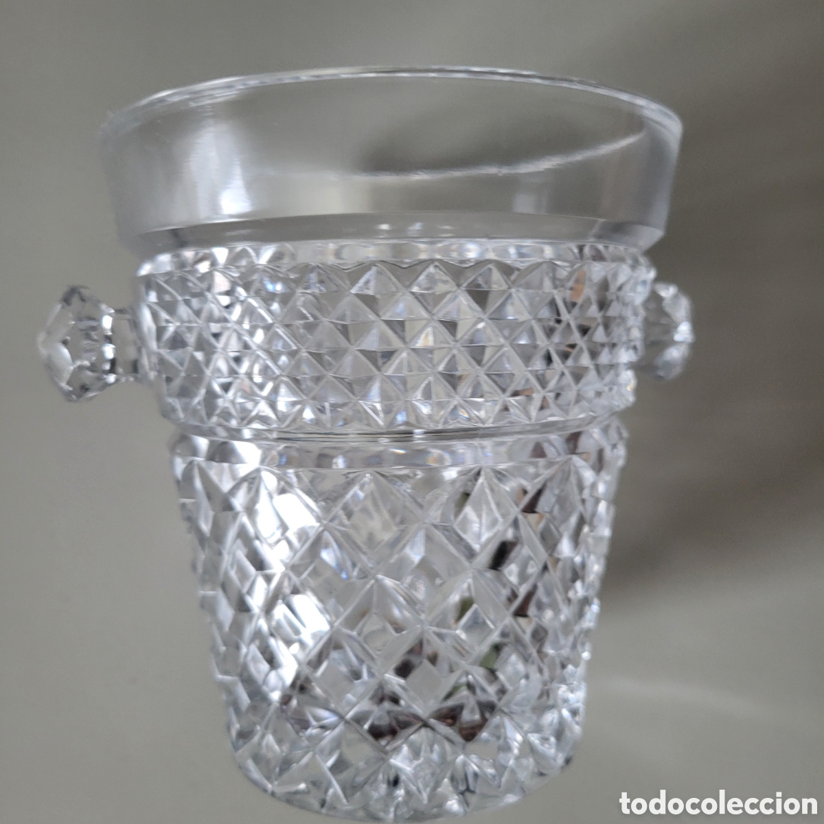 Antig&uuml;edades: cubitera de cristal vintage con un dise&ntilde;o de corte de diamante