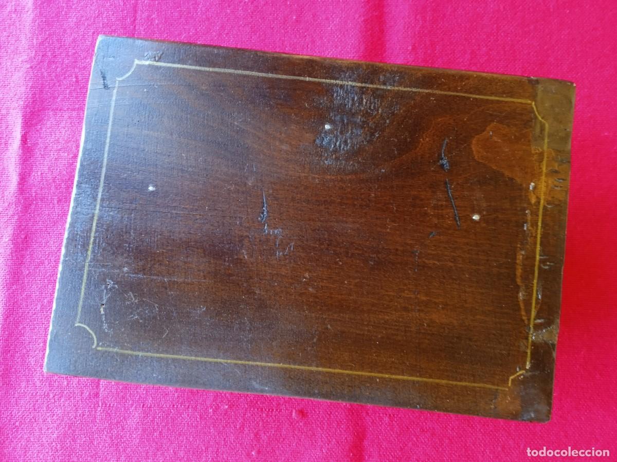 Antig&uuml;edades: Peana m&eacute;nsula de madera para figura