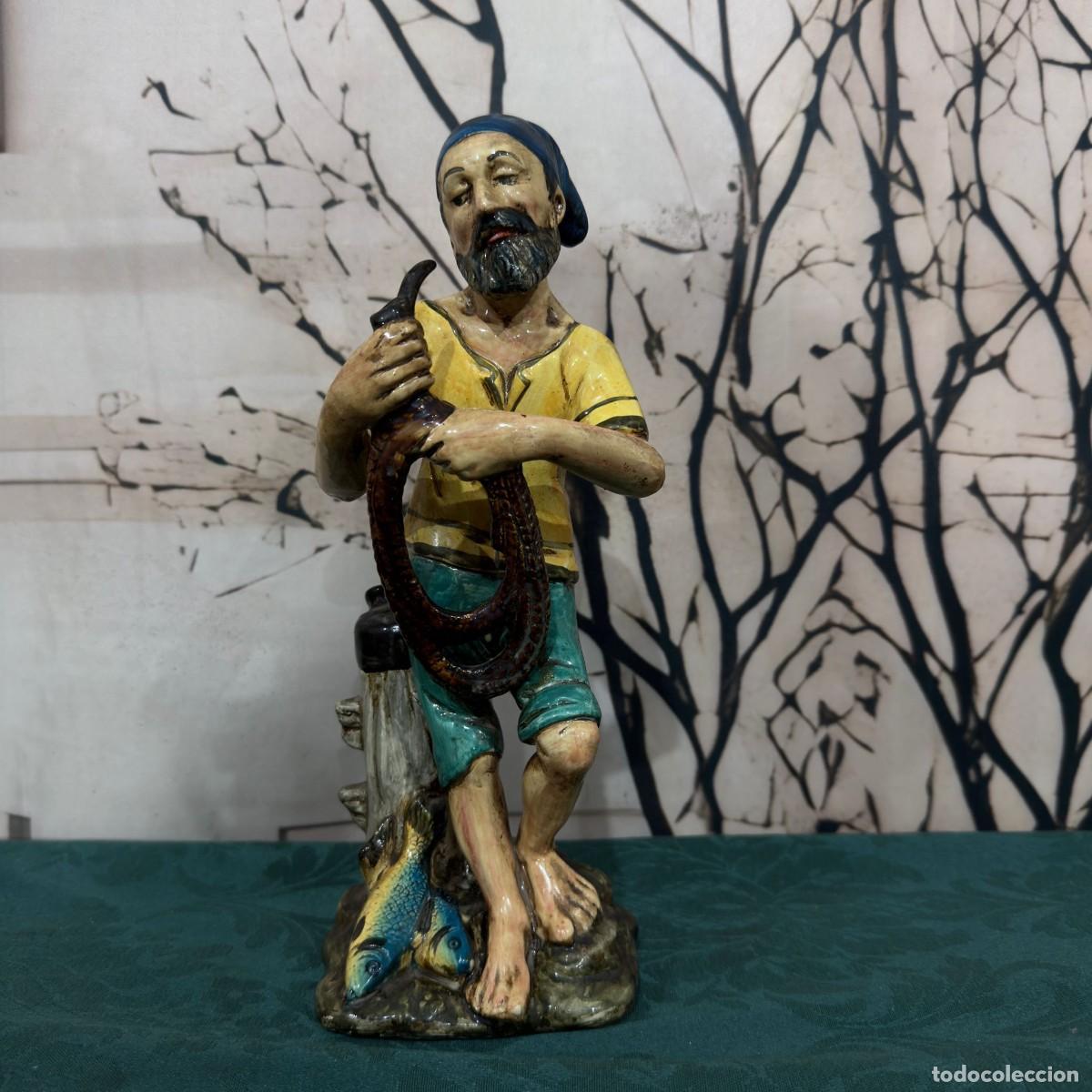 Antiquit&eacute;s: Figura representa a un pescador vintage de cer&aacute;mica o terracota de la marca Lucavalli,