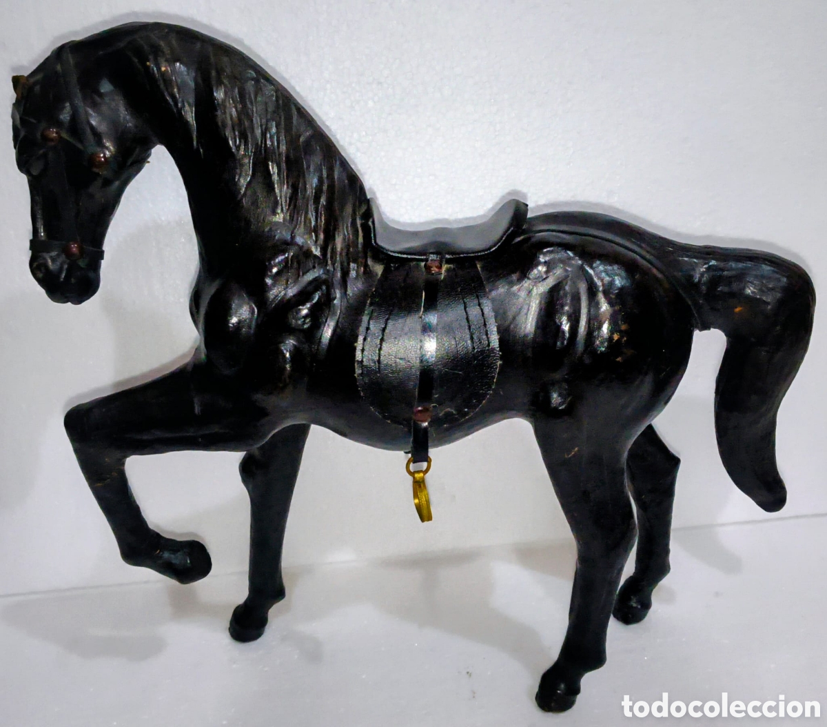 Antig&uuml;edades: Caballo de cuero negro decorativo