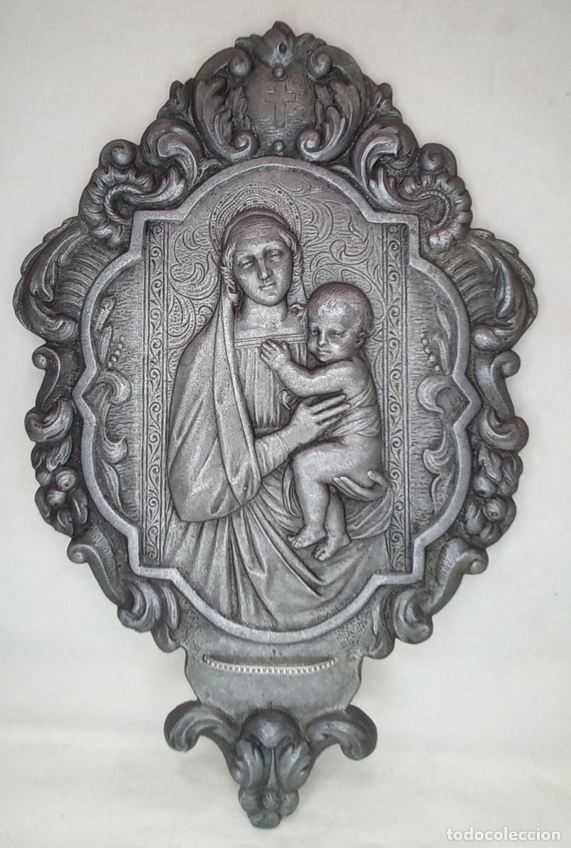 Antig&uuml;edades: GRAN PLACA DEVOCIONAL DE FUNDICION REPUJADA CON LA IMAGEN EN ALTO RELIEVE DE LA VIRGEN CON EL NI&Ntilde;O