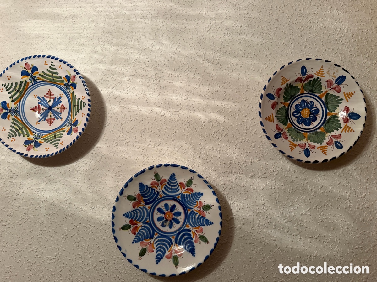 Antig&uuml;edades: Lote de 3 platos decorativos de cer&aacute;mica artesanal de Talavera (20 cm)