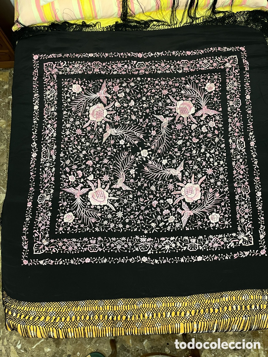 Antig&uuml;edades: Mant&oacute;n de Manila antiguo (a&ntilde;os 60) de seda negra bordado con flores y aves &ndash; 1,37 m &ndash; Flecos 55 cm