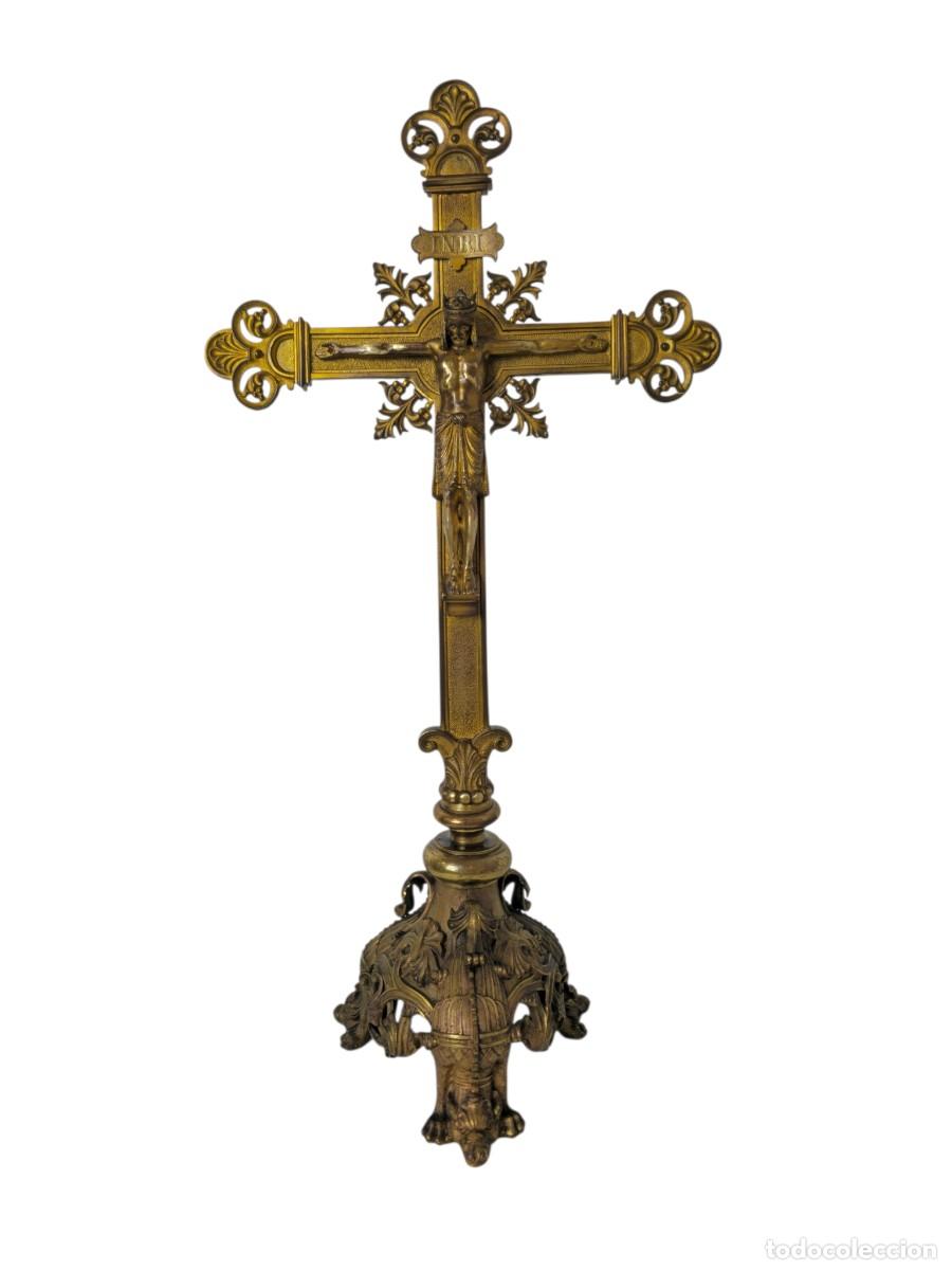 Antig&uuml;edades: Crucifijo de pie de lat&oacute;n con Cristo, de unos 66 cm