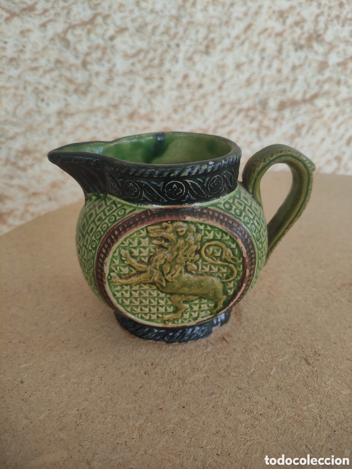 Antig&uuml;edades: Antigua Jarra Lechera de May&oacute;lica Verde - Le&oacute;n en Relieve
