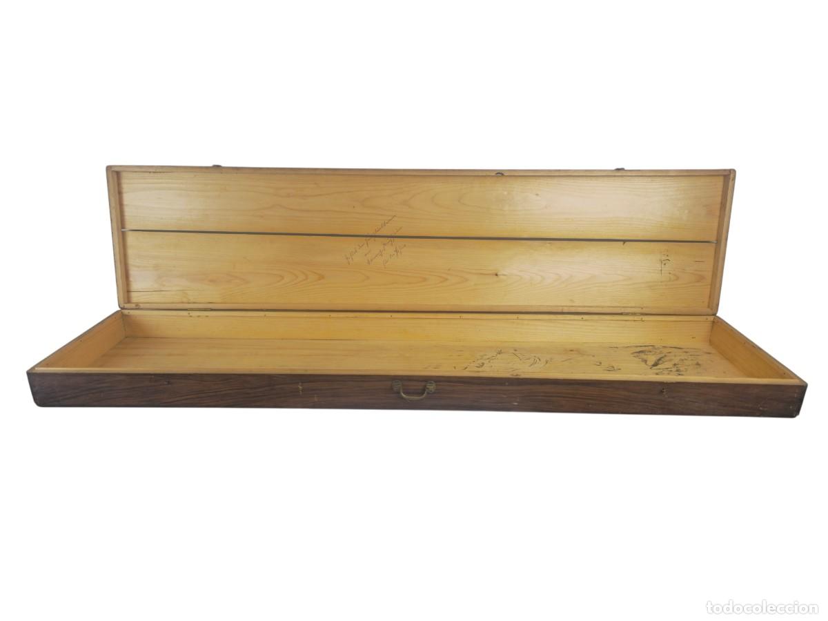 Antig&uuml;edades: Pr&aacute;ctico y particular estuche de madera