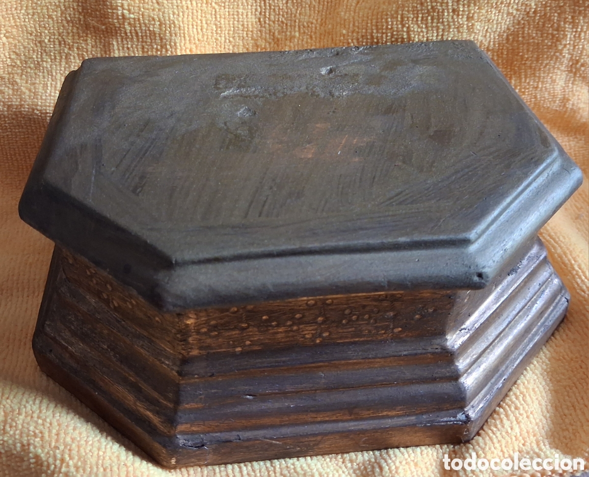 Antig&uuml;edades: Peana antigua de madera de casta&ntilde;o