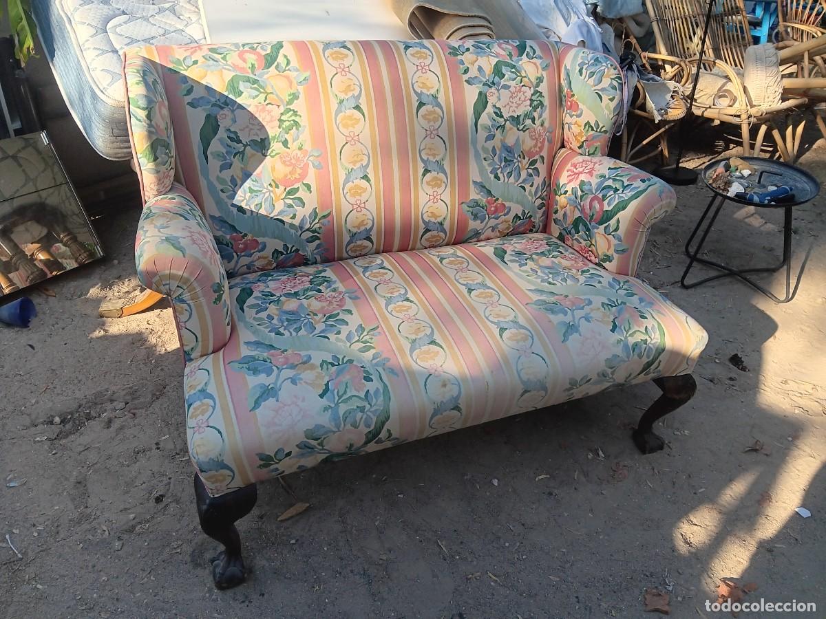 Antig&uuml;edades: sof&aacute; de dos plazas de estilo vintage (loveseat / settee) que destaca por su tapicer&iacute;a de patr&oacute;n comb