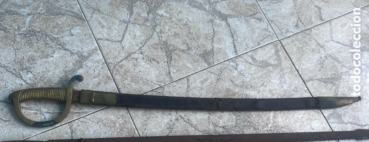 Antig&uuml;edades: Sable Artiller&iacute;a antiguo con empu&ntilde;adura de lat&oacute;n y funda de cuero