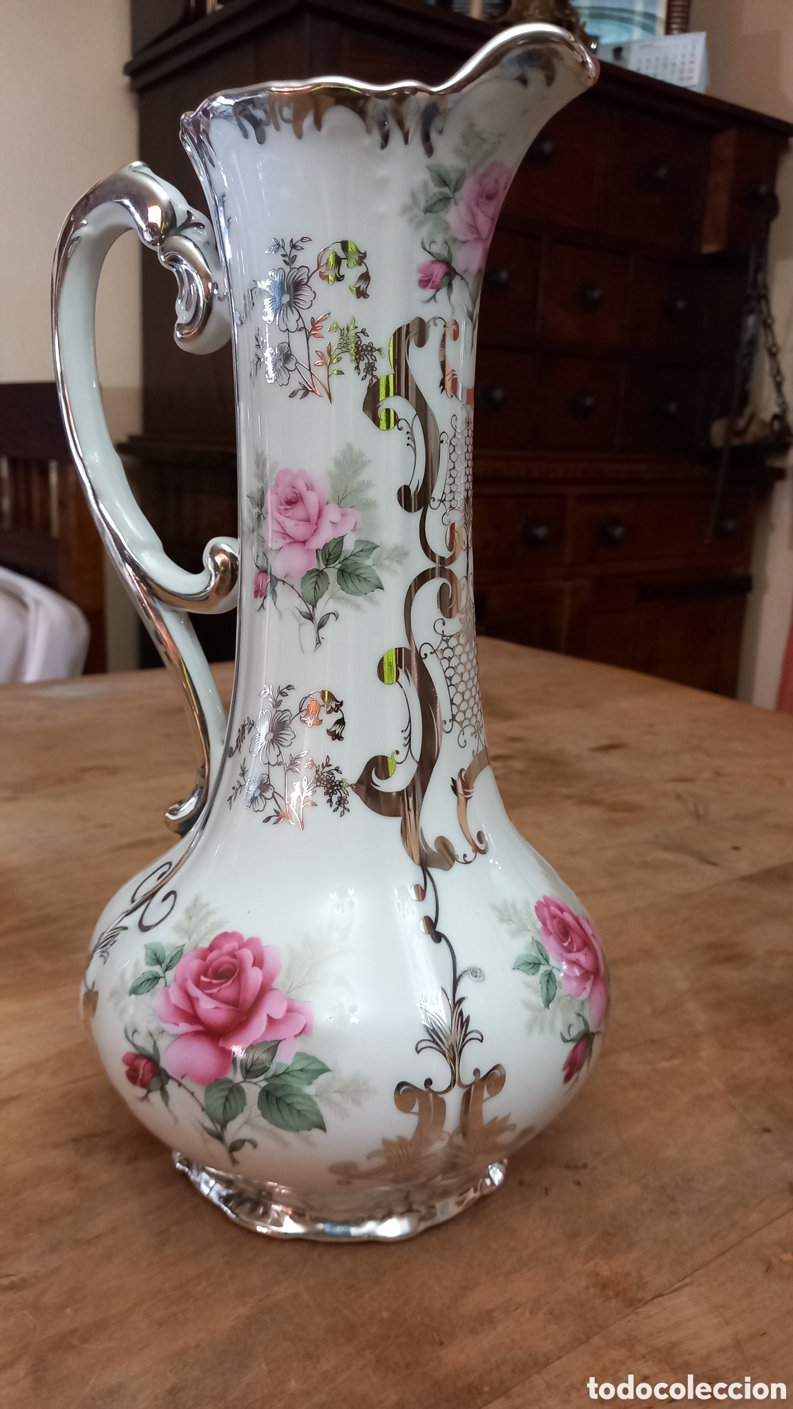 Antig&uuml;edades: Elegante Jarra Florero de Porcelana Bohemia Decorada en Plata.