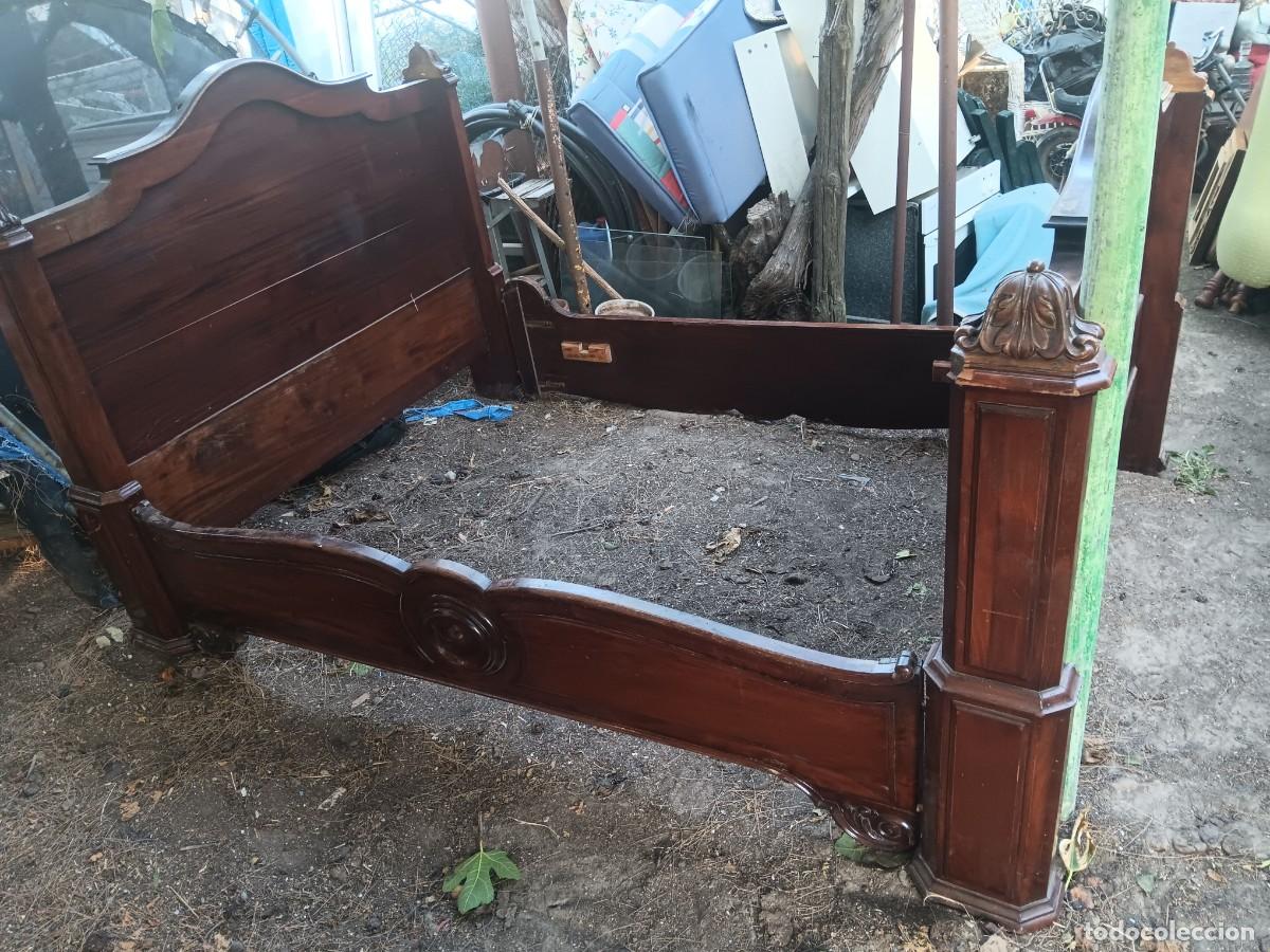 Antig&uuml;edades: cama antigua de madera maciza, posiblemente de caoba, presenta un dise&ntilde;o cl&aacute;sico con cabecero alto y