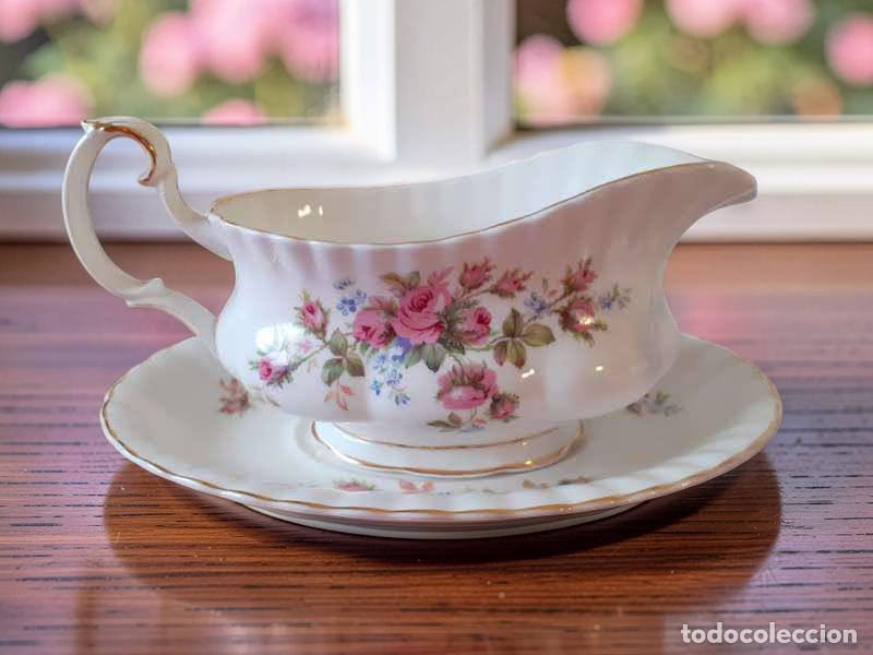 Antig&uuml;edades: Salsera con su platillo Royal Albert Moss Rose Descatalogada