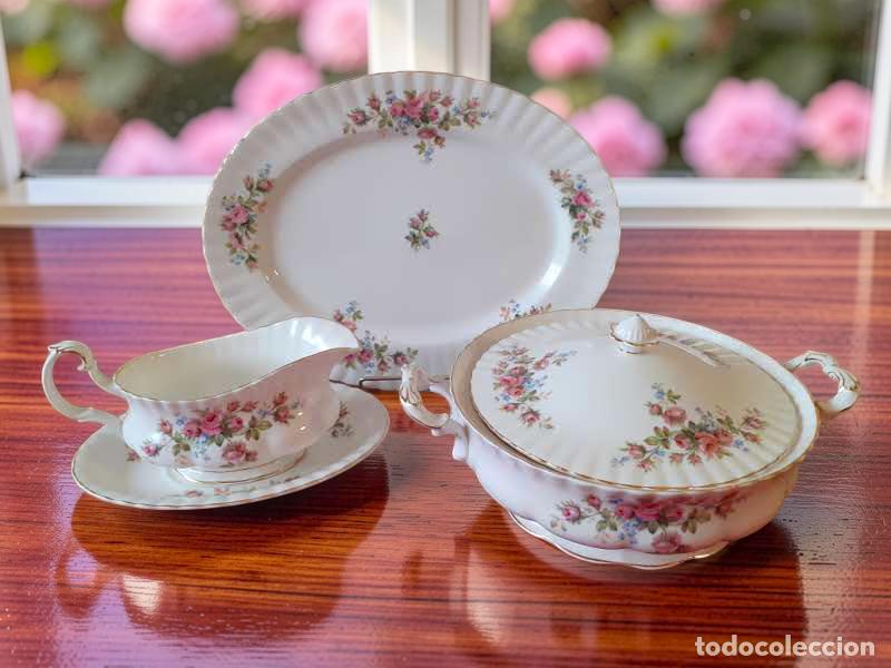 Antig&uuml;edades: Legumbrera, Bandeja oval y Salsera con su platillo Royal Albert Moss Rose Descatalogada