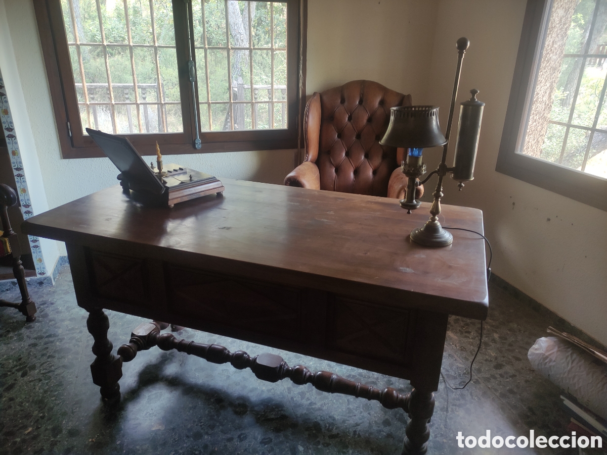 Antig&uuml;edades: Mesa de despacho antigua de madera maciza + sill&oacute;n de cuero capiton&eacute;