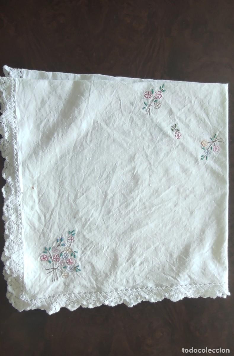 Antiguidades: LOTE DE 3 TAPETES/ PA&Ntilde;UELOS DE MESA ANTIGUOS EN HILO/LINO BLANCO CON BORDADO FLORAL Y ENCAJE.