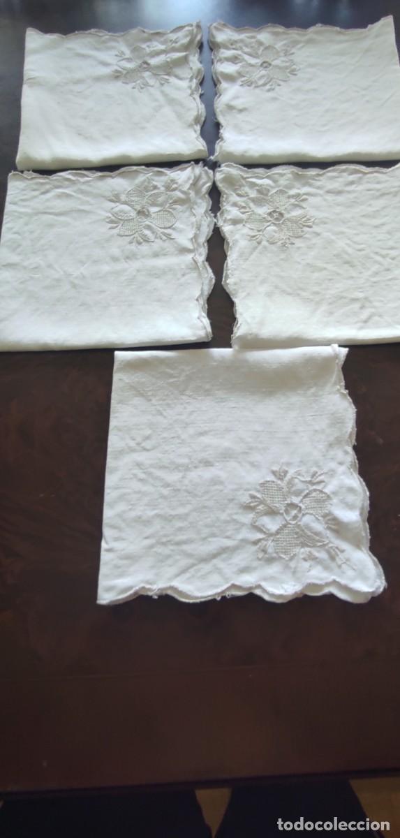 Antig&uuml;edades: JUEGO DE 5 SERVILLETAS /PA&Ntilde;UELOS ANTGUOS DE HILO LINO BLANCO CON BORDADO FLORAL EN REALCE Y BORDE