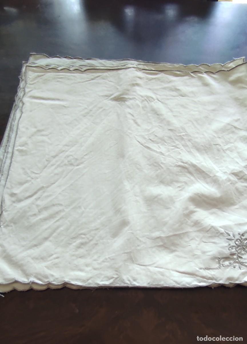Antig&uuml;edades: JUEGO DE 6 SERVILLETAS DE HILO BLANCO CON BORDADO FLORAL GRIS/MARRON, CALADOS Y BORDE FESTONEA festo