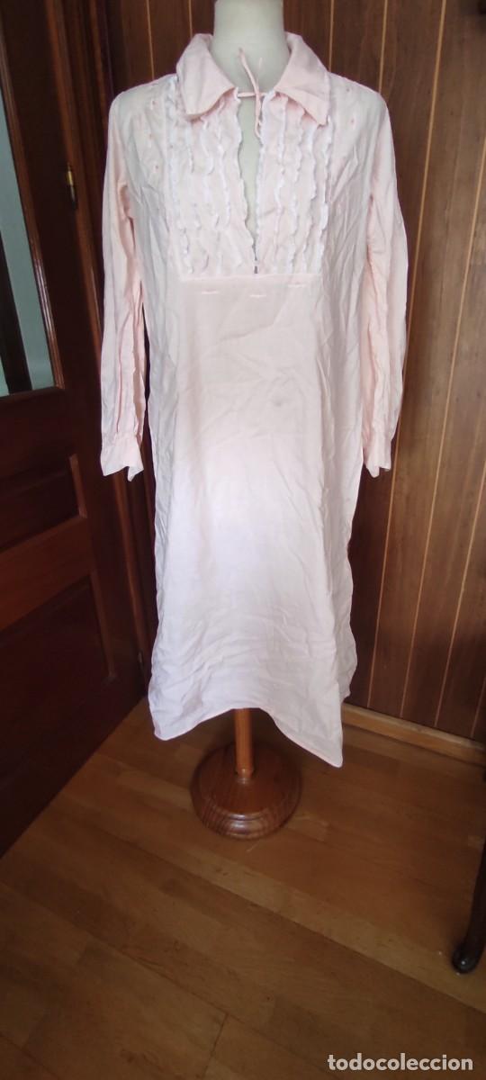 Antig&uuml;edades: CAMISON ANTIGUO / BATA DE AJUAR ROSA PASTEL CON ENCAJE BLANCO EN PECHERA Y CUELLO CAMISERO (115 cm)