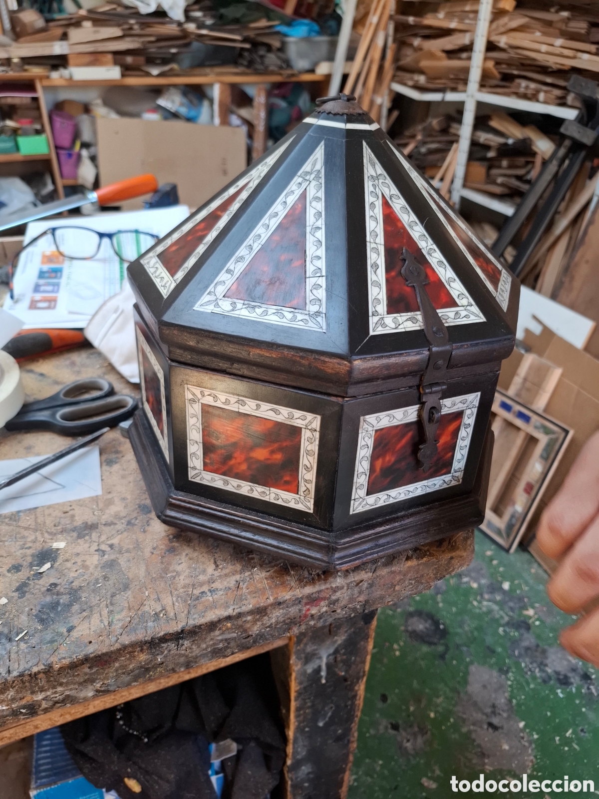 Antig&uuml;edades: Espectacular caja italiana con hueso y carei
