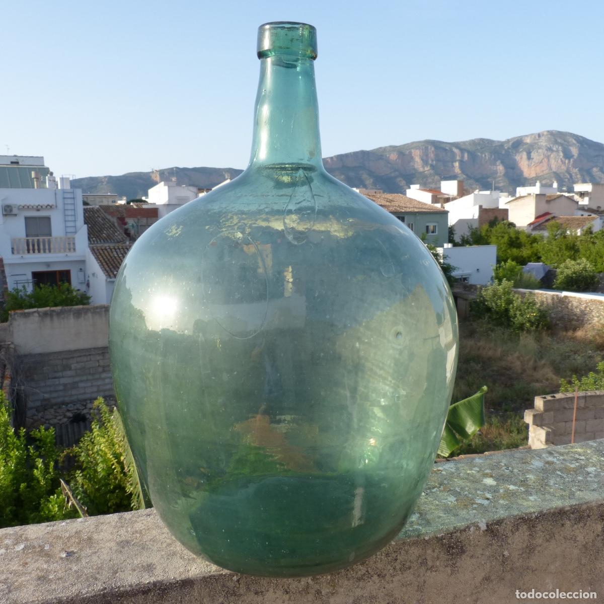 Antig&uuml;edades: Antigua garrafa o damajuana de vidrio soplado, 20lt aprox, 3490gr, 49cm alt.