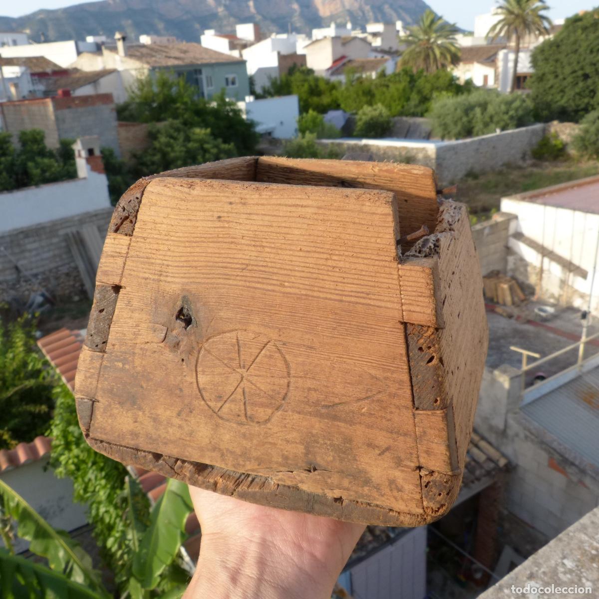 Antig&uuml;edades: Antigua medida para grano, cuartilla, en madera, para restaurar. 759gr. 19x18,5x13,5cm