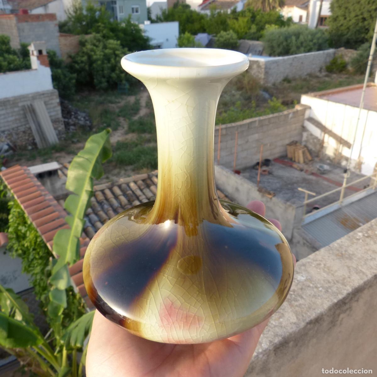 Antig&uuml;edades: Jarron chino de porcelana realizado entre 1950-1980, jingdezhen, con marcas en base, 620gr, 16cm.