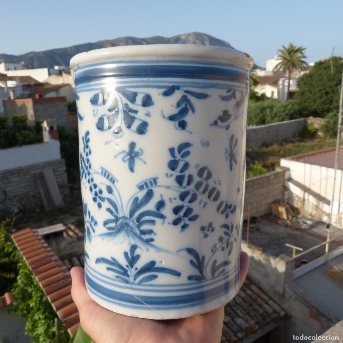 Antig&uuml;edades: Antiguo vaso, tarro o albarelo de ceramica con esmalte azul, 19,4x14,5cm, 948gr, grietas.