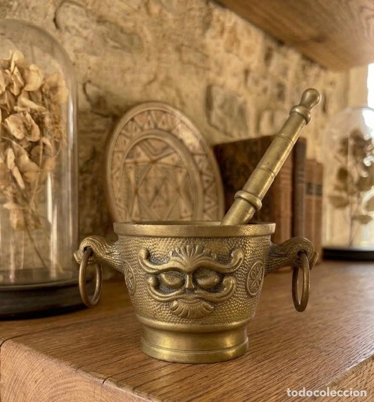 Antig&uuml;edades: Almirez antiguo de bronce con relieves y mazo original