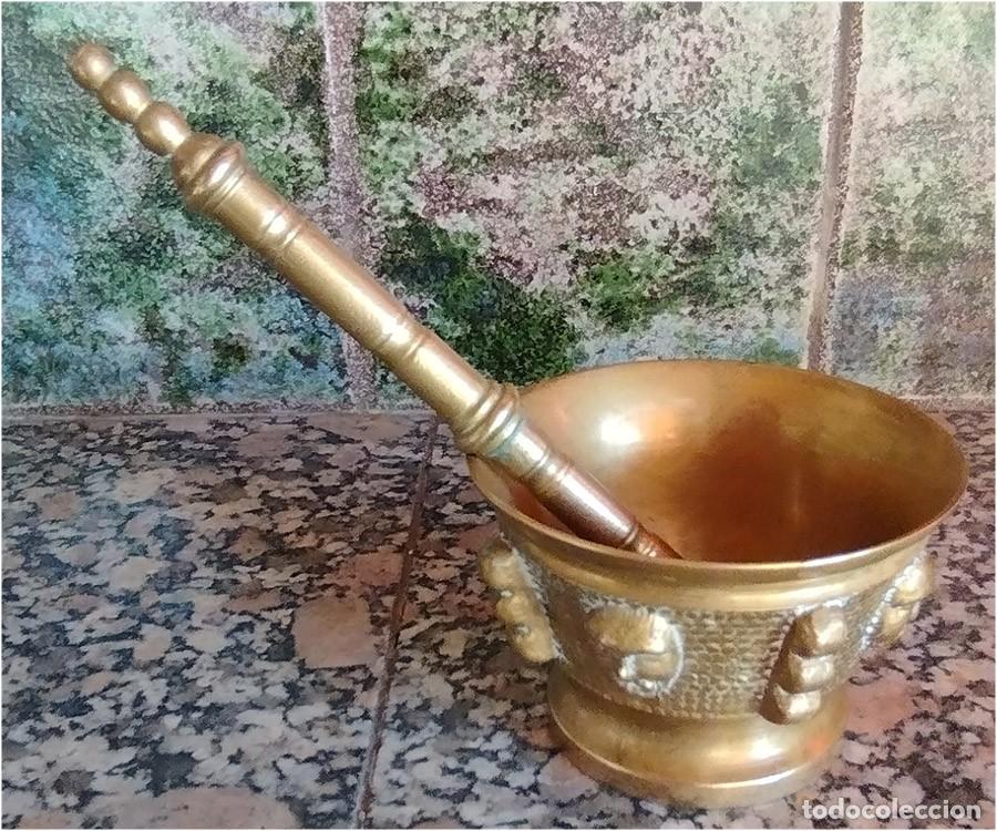 Antig&uuml;edades: ANTIGUO MORTERO ALMIREZ CON MANO O MAZA EN BRONCE DECORADO CON MASCARAS Y COLUMNAS MORTERO MIDE 10/7